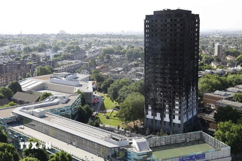 Tòa nhà chung cư Grenfell Tower bị thiêu rụi sau vụ hỏa hoạn. (Nguồn: AFP/TTXVN)