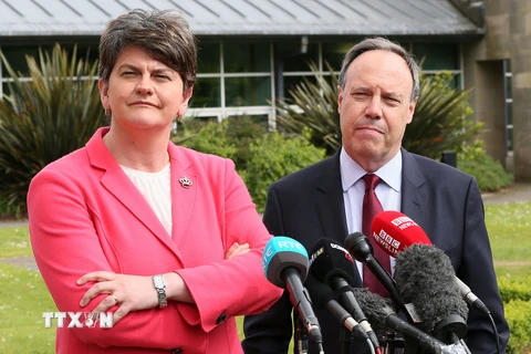 Lãnh đạo đảng DUP, bà Arlene Foster (trái) trong cuộc họp báo ở Belfast, Bắc Ireland ngày 12/6. (Nguồn: AFP/TTXVN)