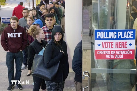 Cử tri Mỹ bỏ phiếu tại một địa điểm bầu cử ở Arlington, bang Virginia năm 2016. (Nguồn: EPA/TTXVN)