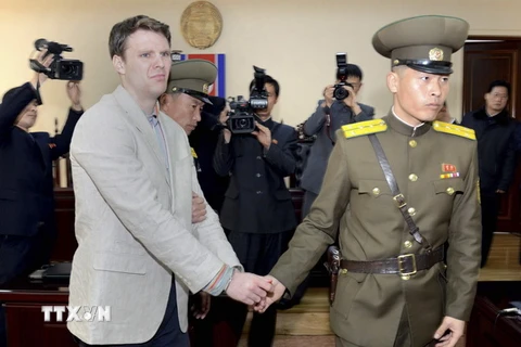 Sinh viên Otto Warmbier (trái) tại tòa án ở Bình Nhưỡng, Triều Tiên ngày 16/3/2016. (Nguồn: EPA/TTXVN)