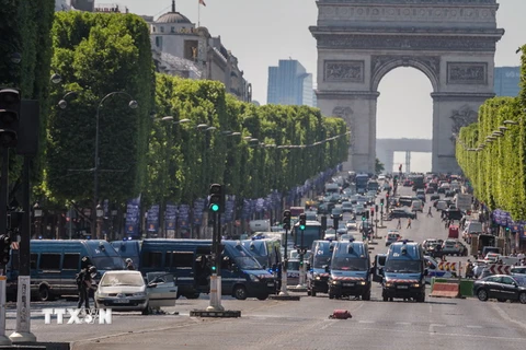 Cảnh sát triển khai tại khu vực đại lộ Champs Elysees sau vụ đâm xe ngày 19/6. (Nguồn: EPA/TTXVN)