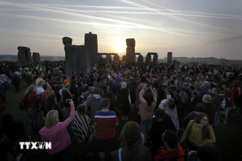 Du khách ngắm Mặt Trời mọc chào đón ngày dài nhất trong năm ở Vòng tròn đá Stonehenge ngày 21/6. (Nguồn: AFP/TTXVN)