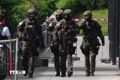 Cảnh sát điều tra tại hiện trường vụ nổ súng ở Munich. (Nguồn: EPA/TTXVN)