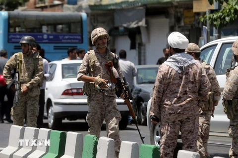 Cảnh sát Iran tuần tra bên ngoài tòa nhà Quốc hội ở Tehran sau vụ tấn công ngày 7/6. (Nguồn: AFP/TTXVN)