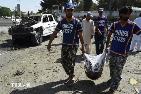 Chuyển thi thể nạn nhân khỏi hiện trường vụ nổ bom ở Quetta ngày 23/6. (Nguồn: AFP/TTXVN)