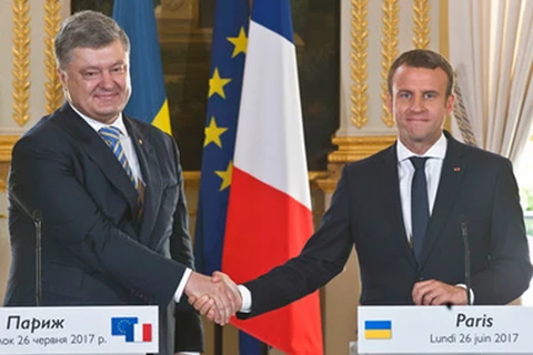 Tổng thống Ukraine Petro Poroshenko (trái) và Tổng thống Pháp Macron. (Nguồn: AP)