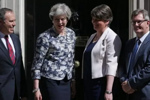 Bà Theresa May (thứ 2 từ trái sang) và bà Arlene Foster tại Văn phòng Thủ tướng Anh ở số 10 Phố Downing. (Nguồn: AFP)