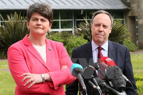 Lãnh đạo đảng DUP, bà Arlene Foster (trái). (Nguồn: AFP/TTXVN)