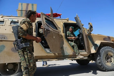 Các lực lượng Dân chủ Syria (SDF) tiến vào Al-Meshleb, khu vực lân cận Raqqa trong chiến dịch chống IS. (Nguồn: AFP/TTXVN)