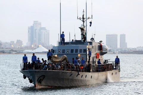 Những người di cư được cứu trên vùng biển ngoài khơi Libya. (Nguồn: AFP/TTXVN)
