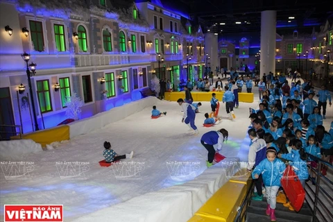 Nhiều hoạt động vui chơi mới lạ ở thị trấn tuyết trong lòng Sài Gòn