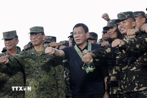 Tổng thống Philippines Rodrigo Duterte trong chuyến thăm các binh sỹ ở thị trấn Carmen, tỉnh Bắc Cotabato ngày 6/6. (Nguồn: EPA/TTXVN)