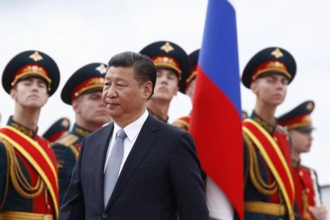 Chủ tịch Trung Quốc Tập Cận Bình trong lễ đón tại sân bay Nga. (Nguồn: Reuters)