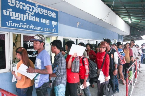 Người lao động Campuchia tại cửa khẩu biên giới Thái Lan-Campuchia. (Nguồn: khmertimeskh.com)
