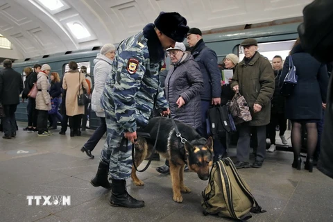 Cảnh sát Nga thắt chặt an ninh tại nhà ga tàu điện ngầm ở thủ đô Moskva. (Nguồn: EPA/TTXVN)