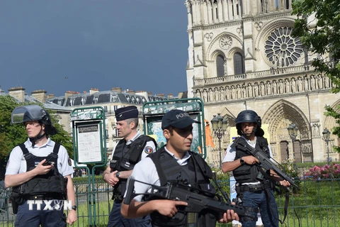 Cảnh sát Pháp gác bên ngoài nhà thờ Notre -Dame ở Paris. (Nguồn: AFP/TTXVN)