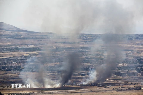 Khói bốc lên sau giao tranh từ phía Syria trên cao nguyên Golan ngày 26/6. (nguồn: EPA/TTXVN)