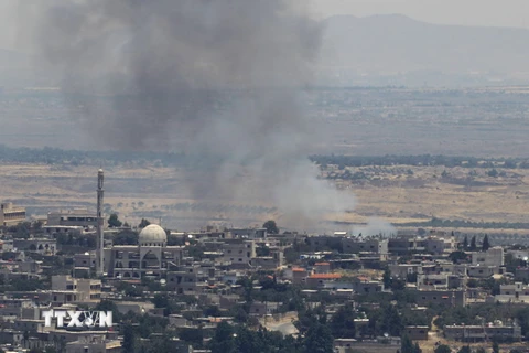 Khói bốc lên sau giao tranh tại khu vực Quneitra trên cao nguyên Golan nhìn từ phía Israel ngày 26/6. (Nguồn: AFP/TTXVN)
