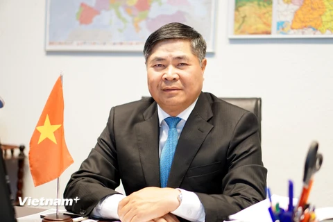 Đại sứ Đoàn Xuân Hưng trả lời phỏng vấn. (Ảnh: Phạm Văn Thắng/Vietnam+)