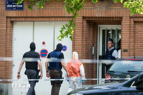 Cảnh sát và nhân viên pháp y điều tra tại nơi ở của một nghi phạm khủng bố ở Brussels ngày 21/6. (Nguồn: EPA/TTXVN)