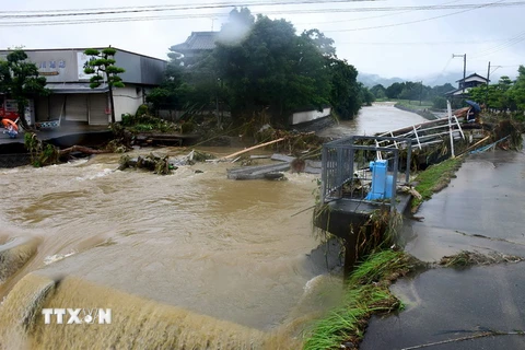 Nước lũ cuốn trôi một cây cầu ở Asakura, Fukuoka ngày 6/7. (Nguồn: AFP/TTXVN)