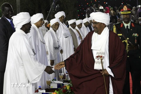 Tổng thống Sudan Omar al-Bashir (phải) tại một sự kiện ở Khartoum ngày 31/12/2016. (Nguồn: AFP/TTXVN)