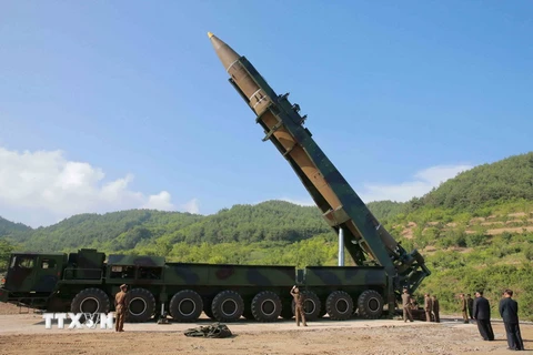 Tên lửa đạn đạo liên lục địa Hwasong-14 chuẩn bị được phóng thử tại một địa điểm bí mật ở Triều Tiên ngày 4/7. (Nguồn: EPA/TTXVN)