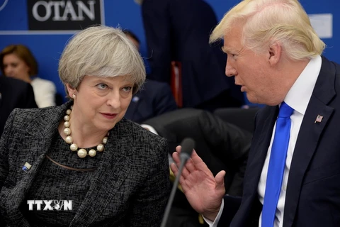  Thủ tướng Anh Theresa May (trái) và Tổng thống Mỹ Donald Trump (phải) tại cuộc gặp ở Brussels, Bỉ ngày 25/5. (Nguồn: AFP/TTXVN)