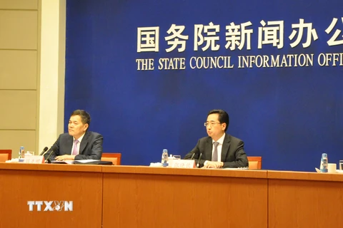 Thứ trưởng Thương mại Trung Quốc Tiền Khắc Minh (trái) và Phó Chủ tịch Khu tự trị dân tộc Choang Quảng Tây Trương Hiểu Khâm (phải) tham gia cuộc họp báo. (Ảnh: Lương Tuấn/TTXVN)