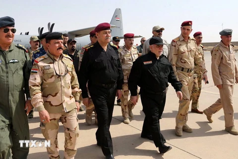 Thủ tướng Iraq Haider al-Abadi (thứ 4, trái) trong chuyến thăm căn cứ quân sự ở tây Mosul ngày 9/7. (Nguồn: EPA/TTXVN)