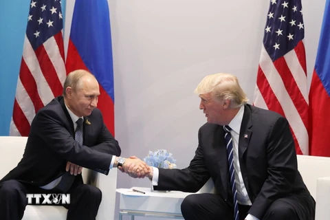 Tổng thống Mỹ Donald Trump (phải) và Tổng thống Nga Vladimir Putin trong cuộc gặp bên lề Hội nghị Thượng đỉnh G20 tại Hamburg, Đức ngày 7/7. (nguồn: EPA/TTXVN)
