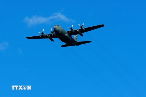 Máy bay C-130 bay trên bầu trời Sparta, Kentucky, Mỹ ngày 8/7. (Nguồn: AFP/TTXVN)