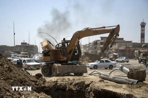 Dọn dẹp đường phố Mosul ngày 12/7 sau khi Chính phủ Iraq tuyên bố giành chiến thắng trước IS. (Nguồn: AFP/TTXVN)