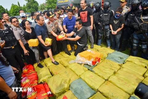  Cảnh sát Indonesia kiểm tra số ma túy thu giữ tại Anyer, Banten ngày 13/7. (Nguồn: AFP/TTXVN)