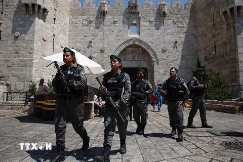 Cảnh sát Israel tuần tra tại khu vực bên ngoài Cổng Damascus, Jerusalem. (Nguồn: AFP/TTXVN)