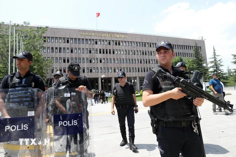 Cảnh sát chống bạo động gác tại Ankara ngày 4/7. (Nguồn: AFP/TTXVN)