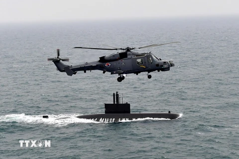 Trực thăng và tàu ngầm của Hàn Quốc tham gia cuộc diễn tập trên Hoàng Hải ngày 5/7. (Nguồn: EPA/TTXVN)
