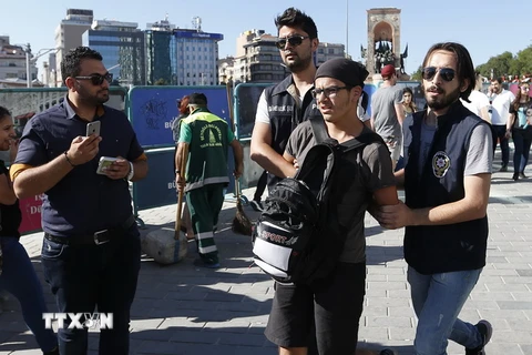 Cảnh sát Thổ Nhĩ Kỳ bắt giữ một đối tượng gây rối tại Istanbul ngày 25/6. (Nguồn: EPA/TTXVN)