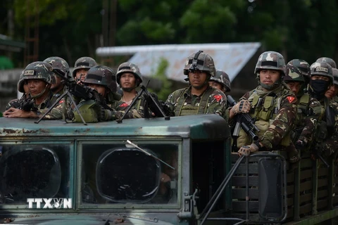  Binh sỹ Philippines trên đường tới Marawi trong chiến dịch chống IS ngày 28/6. (Nguồn: AFP/TTXVN)