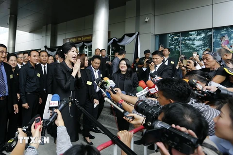 Bà Yingluck (giữa) trả lời phỏng vấn khi tới tòa án ở Bangkok. (Nguồn: EPA/TTXVN)