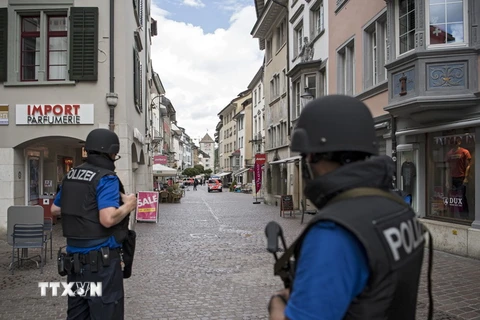 Cảnh sát Thụy Sĩ truy tìm kẻ gây ra vụ tấn công ở thành phố Schaffhausen ngày 24/7. (Nguồn: EPA/TTXVN)