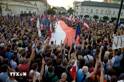 Biểu tình phản đối dự luật cải cách Tòa án Tối cao tại Warsaw ngày 20/7. (Nguồn: AFP/TTXVN)