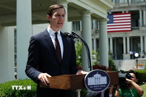 Cố vấn cấp cao Nhà Trắng Jared Kushner phát biểu sau cuộc điều trần tại Ủy ban Tình báo Thượng viện Mỹ ở thủ đô Washington ngày 24/7. (Nguồn: AFP/TTXVN)