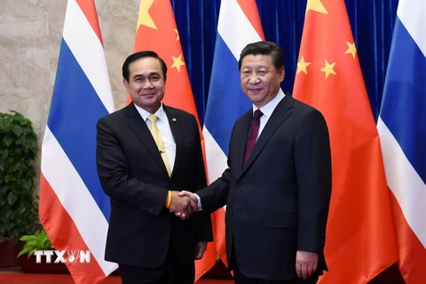 Chủ tịch Trung Quốc Tập Cận Bình (phải) và Thủ tướng Thái Lan Prayut Chan-O-Cha (trái) trong một cuộc hội đàm năm 2014. (Nguồn: AFP/TTXVN)