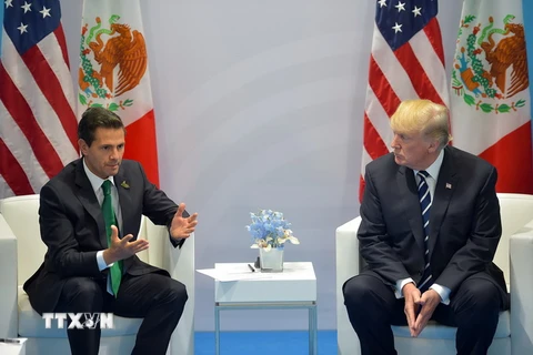  Tổng thống Mỹ Donald Trump (phải) và người đồng cấp Mexico Enrique Pena Nieto bên lề Hội nghị G20. (Nguồn: EPA/TTXVN)