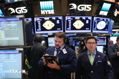 Hoạt động giao dịch tại thị trường chứng khoán New York ngày 26/7. (Nguồn: AFP/TTXVN)