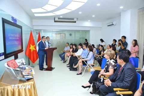 [Photo] Sứ quán Peru trao tặng sách cho Thư viện Quốc gia Việt Nam