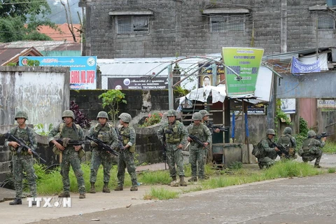 Binh sỹ quân đội Chính phủ Philippines tuần tra tại Marawi. (Nguồn: AFP/TTXVN)