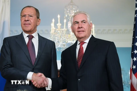 Trong ảnh (tư liệu): Ngoại trưởng Mỹ Rex Tillerson (phải) và Ngoại trưởng Nga Sergei Lavrov (trái) trong cuộc gặp ở Washington, Mỹ ngày 11/5. (Nguồn: AFP/TTXVN)