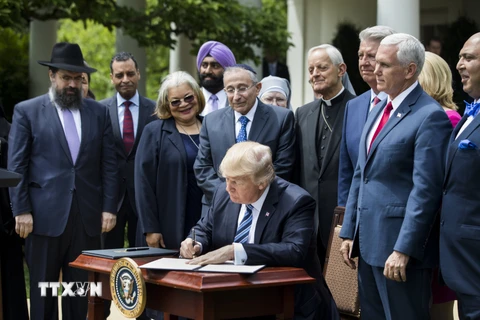 Tổng thống Mỹ Donald Trump ký một sắc lệnh tại Nhà Trắng ngày 4/5. (Ảnh minh họa. Nguồn: EPA/TTXVN)